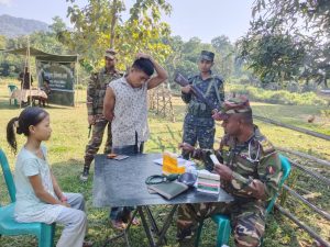 পার্বত্য খাগড়াছড়ির দুর্গম বেলাক্ষ পাড়ায় বহু বছর ধরে নিয়মিত স্বাস্থ্যসেবার ঘাটতি স্থানীয় জনগণের নিত্যদিনের বাস্তবতা। বিশেষ করে নারী, শিশু ও বয়স্করা বেশিরভাগ সময় চিকিৎসা থেকে বঞ্চিত থাকেন। এমন বাস্তবতায় বাংলাদেশ সেনাবাহিনীর লক্ষীছড়ি জোনের উদ্যোগে শুক্রবার (২১ নভেম্বর ২০২৫) আয়োজিত বিনামূল্যের এই মেডিকেল ক্যাম্প এলাকাজুড়ে একপ্রকার স্বস্তির পরশ বয়ে আনে।

দুপুর ১২টা থেকে ১টা ৩০ মিনিট পর্যন্ত আয়োজিত এই চিকিৎসা কার্যক্রমে পাহাড়ি ক্ষুদ্র নৃ-গোষ্ঠীর নারী, পুরুষ ও শিশুসহ মোট ২০০ জনকে বিনামূল্যে চিকিৎসা প্রদান করা হয়। সাধারণ রোগ নির্ণয় থেকে শুরু করে প্রয়োজনীয় ওষুধ বিতরণ—সবই ছিল সেনাবাহিনীর পক্ষ থেকে সম্পূর্ণ বিনামূল্যে। দীর্ঘদিন পর ঘরের কাছে এমন স্বাস্থ্যসেবা পেয়ে স্থানীয়রা সন্তোষ প্রকাশ করেন এবং এটিকে “জীবনমান উন্নয়নে সরাসরি প্রভাব ফেলবে” বলে মন্তব্য করেন।

স্থানীয়দের মতে, দুর্গম বেলাক্ষ পাড়া এলাকায় প্রাথমিক স্বাস্থ্যসেবা নিশ্চিত করা অত্যন্ত কঠিন। সেখানে সেনাবাহিনীর এই উদ্যোগ শুধু চিকিৎসা সেবা নয়—এটি মানবিক দায়িত্ববোধের একটি উজ্জ্বল উদাহরণ, যা পাহাড়ি জনপদের মানুষের সঙ্গে রাষ্ট্রীয় প্রতিষ্ঠানের আস্থা ও বিশ্বাসকে আরও সুদৃঢ় করেছে। বিশেষ করে নারী ও শিশুরা যে সহজে স্বাস্থ্য পরামর্শ ও সেবা পেয়েছেন, তা এলাকাবাসীর কাছে বড় সহায়তা হিসেবে বিবেচিত হচ্ছে।

সেনাবাহিনীর কর্মকর্তারা জানান, দুর্গম এলাকায় বসবাসকারী মানুষের মৌলিক চাহিদা পূরণে তারা সবসময় সর্বোচ্চ চেষ্টা চালিয়ে যাচ্ছে। শুধুমাত্র নিরাপত্তা নয়—শান্তি, উন্নয়ন এবং মানবিক সেবায়ও সেনাবাহিনী নিজেদের অঙ্গীকার অব্যাহতভাবে পালন করে যাচ্ছে।

প্রসঙ্গত, দেশের অগ্রগতি ও পাহাড়ি অঞ্চলে স্থিতিশীলতা বজায় রাখতে বাংলাদেশ সেনাবাহিনী বহু দিন ধরে চিকিৎসাসেবা, শিক্ষা সহায়তা, ত্রাণ কার্যক্রম ও বিভিন্ন উন্নয়নমূলক উদ্যোগ পরিচালনা করে আসছে, যা স্থানীয় জনগণের জীবনমান উন্নয়নে গুরুত্বপূর্ণ ভূমিকা রাখছে।