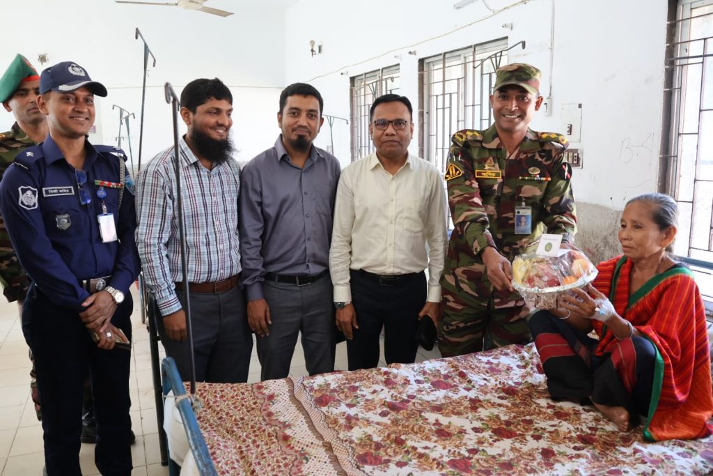 স্বাস্থ্যসেবার মান উন্নয়নে সেনাবাহিনীর উদ্যোগ: সাধারণ মানুষের ভালোবাসায় সিক্ত আলীকদম জোন অধিনায়ক