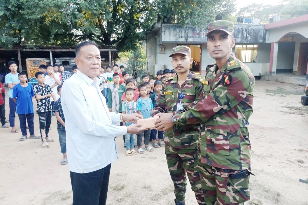 বান্দরবানের দুর্গম এলাকায় আলীকদম জোন কর্তৃক অসচ্ছলদের মাঝে অনুদান প্রদান