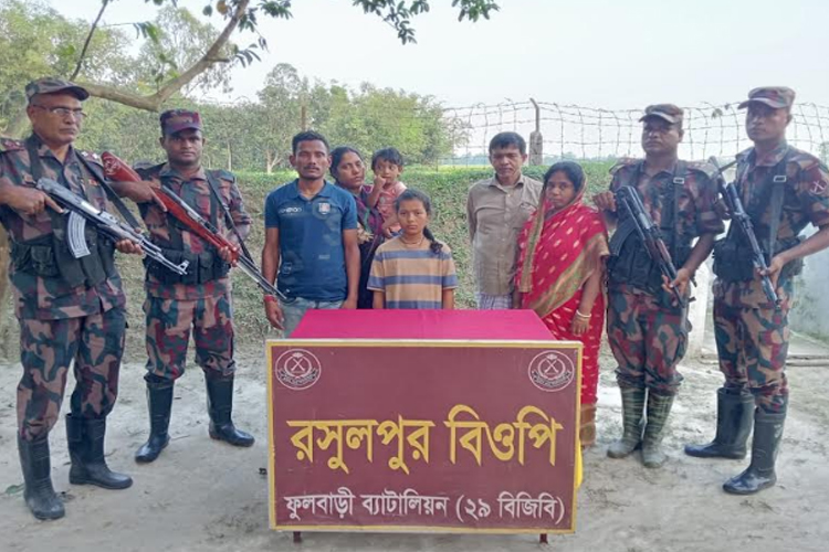 দিনাজপুর সীমান্তে মানবপাচারকালে ভারতীয় নাগরিকসহ আটক ৬