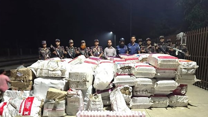 স্টেশনে পড়েছিল পৌনে ৩ কোটি টাকার ভারতীয় চোরাই মাল, জব্দ করলো বিজিবি