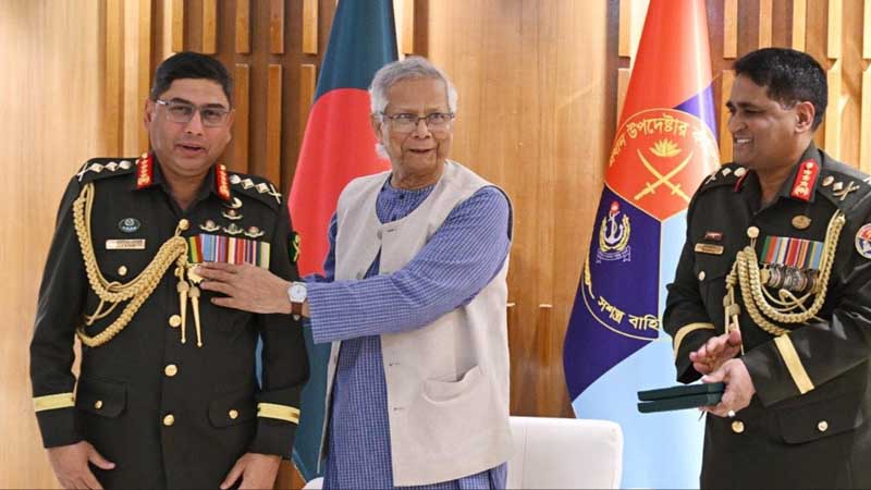 সশস্ত্র বাহিনী দিবস উপলক্ষে সেনাপ্রধানকে ‘সেনাবাহিনী পদক’ দিলেন প্রধান উপদেষ্টা