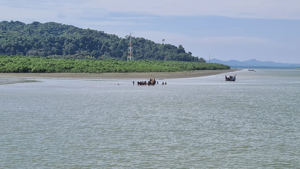 ট্রলারসহ ৬ বাংলাদেশি জেলেকে ধরে নিয়ে গেল আরাকান আর্মি