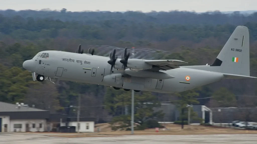 চীন সীমান্তের কাছে ভারতের বিমানঘাঁটি চালু, সুপার হারকিউলিস বিমান অবতরণ