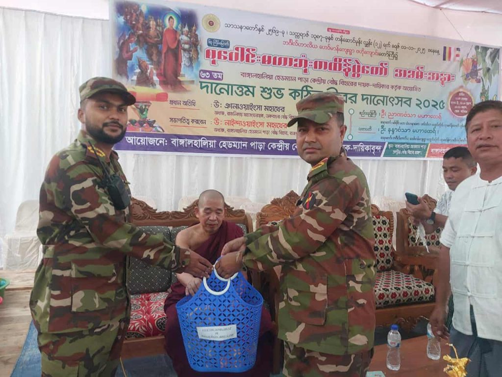 ধর্মীয় সম্প্রীতির অনন্য উদাহরণ: কঠিন চীবর দানোৎসবে সেনাবাহিনীর মানবিক সহযোগিতা