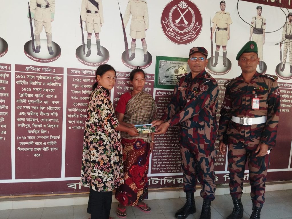 সাজেকের দূর্গম লংথিয়ান পাড়ায় দুই হতদরিদ্র পরিবারকে চিকিৎসা সহায়তা দিল ৫৪ বিজিবি