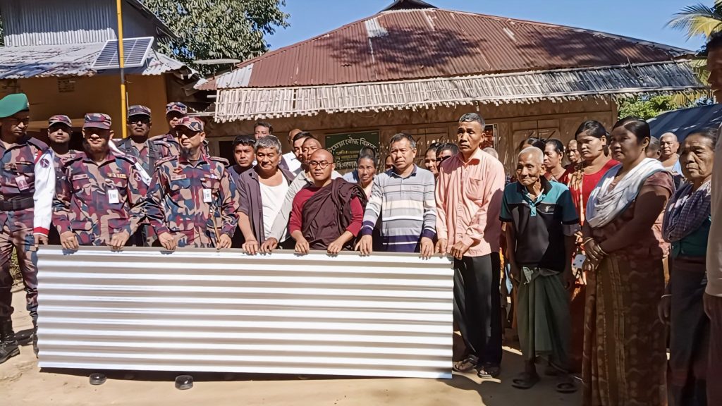 পানছড়িতে বিজিবির সামাজিক উন্নয়ন কার্যক্রম: নলকূপ, ঢেউটিন ও অনুদান বিতরণ