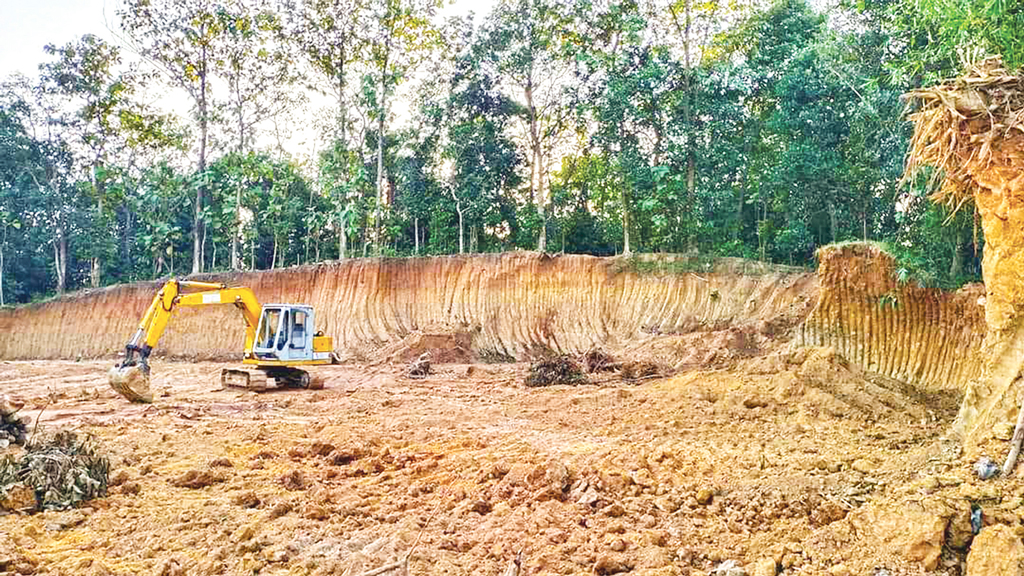 খাগড়াছড়ির রামগড়ে পাহাড়ের মাটি কেটে চলছে স্থলবন্দরের জমি ভরাট কাজ প্রকল্প