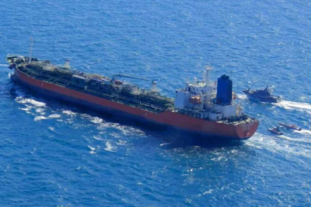 চোরাই জ্বালানি নিয়ে পালানোর সময় ভারতীয় ক্রুসহ জাহাজ আটক করল ইরান