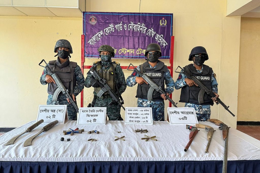 টেকনাফে কোস্টগার্ড ও নৌবাহিনীর সমন্বিত অভিযানে বিপুল পরিমাণ অস্ত্র-গোলাবারুদ উদ্ধার