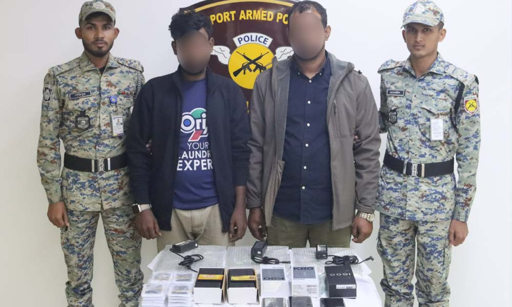 ঢাকা বিমানবন্দরে বিপুল পরিমাণ স্পাই ডিভাইসসহ আটক ২