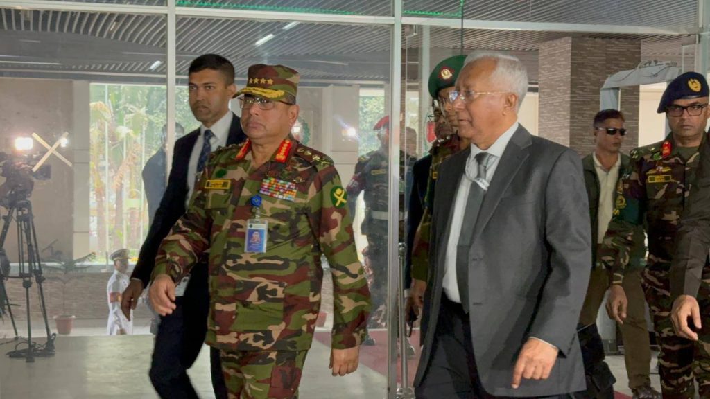 তিন বাহিনীর প্রধানদের সঙ্গে বৈঠকে সিইসি