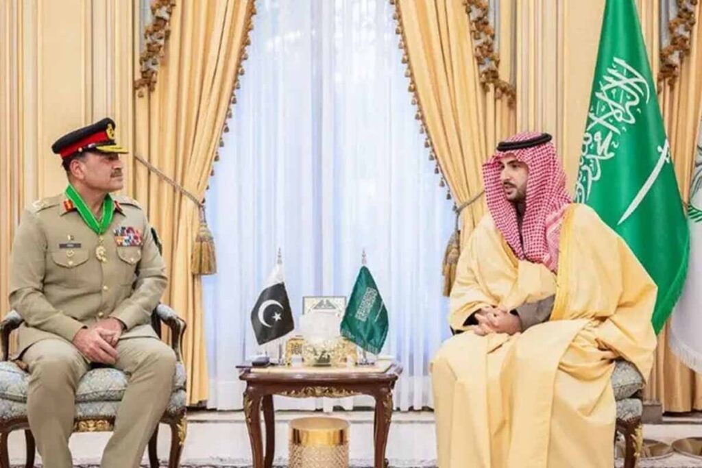 পাকিস্তানের সেনাপ্রধানকে সর্বোচ্চ রাষ্ট্রীয় পদক দিল সৌদি আরব