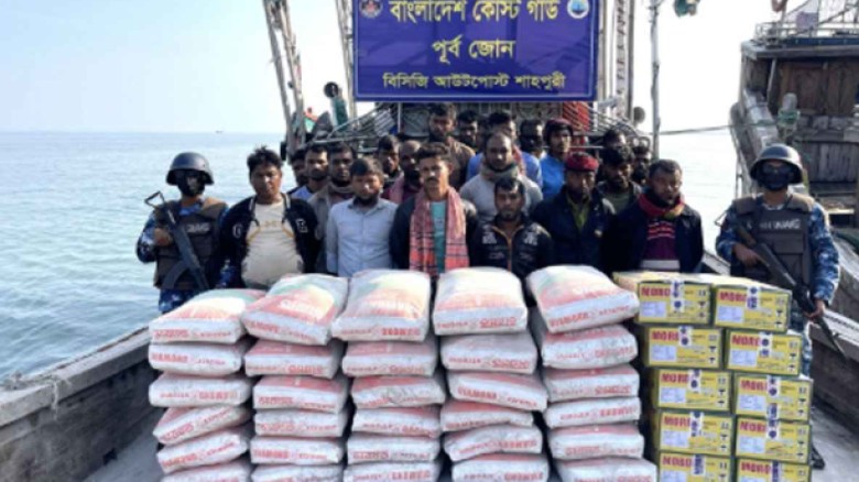 সেন্টমার্টিন উপকূলে কোস্টগার্ডের অভিযান, মিয়ানমারে পাচারকালে বিপুল সিমেন্টসহ ২২ জন আটক