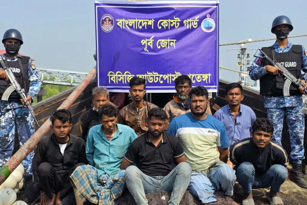 মিয়ানমারে পাচারকালে কোস্ট গার্ডের অভিযানে ডিজেলসহ ৯ পাচারকারী আটক