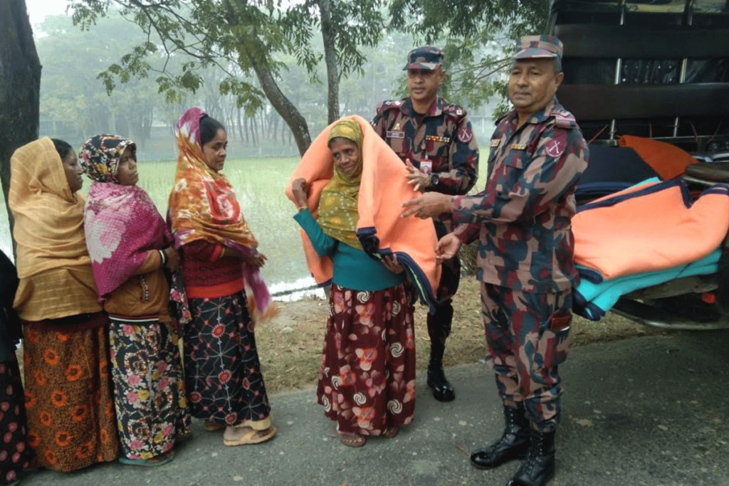 যশোরে শীতার্ত ছিন্নমূল মানুষের মাঝে ৪৯ বিজিবির শীতবস্ত্র বিতরণ