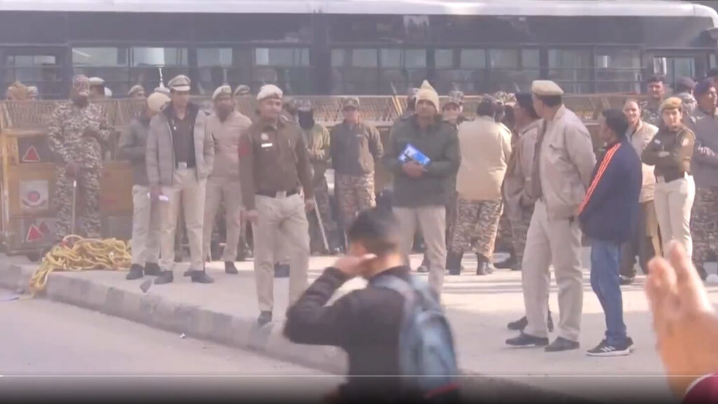 দিল্লিতে বাংলাদেশ হাইকমিশনের কাছে বিক্ষোভ: ১৫ হাজার পুলিশ মোতায়েন