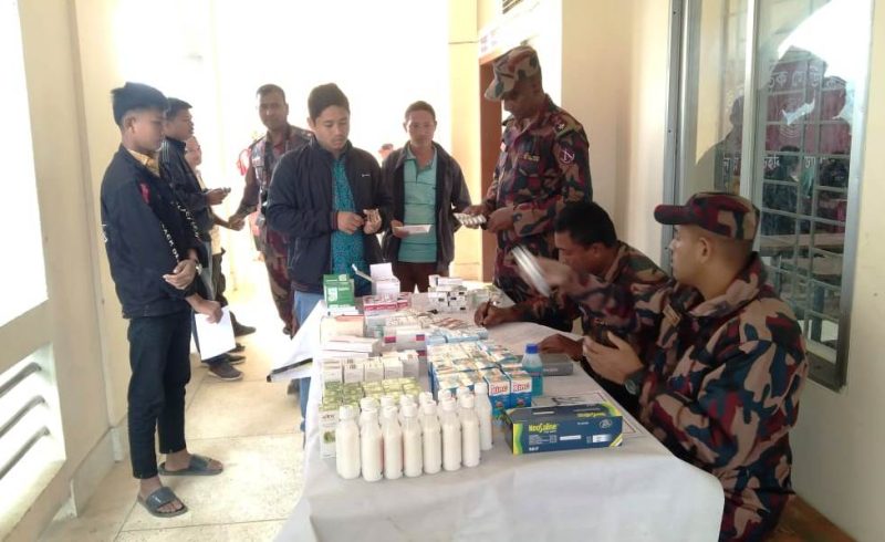 দুর্গম ত্রিপুরাঘাটে বিজিবির মানবিক সেবা: বিনামূল্যে চিকিৎসা ও ওষুধে স্বস্তি পাহাড়ি জনপদে