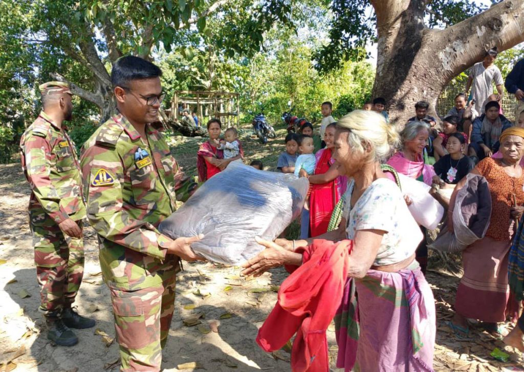 দীঘিনালার দুর্গম এলাকায় শীতবস্ত্র নিয়ে দুঃস্থ পরিবারের পাশে সেনাবাহিনী