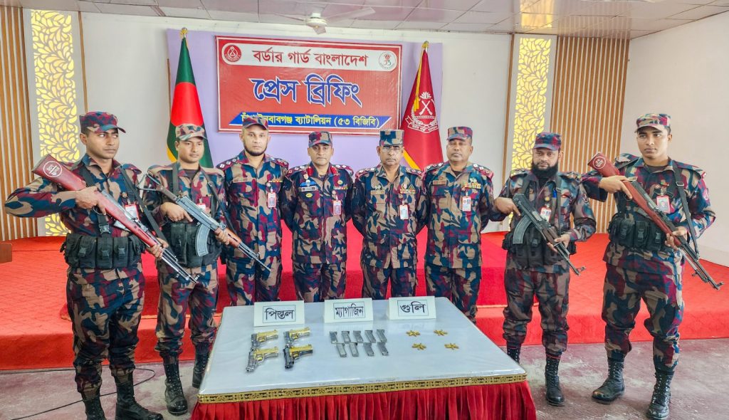 চাঁপাইনবাবগঞ্জ সীমান্তে নাশকতার ছক ভেস্তে দিল ৫৩ বিজিবি, ৪ বিদেশি অস্ত্র ও গোলাবারুদ জব্দ