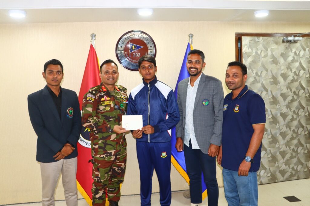 খাগড়াছড়িতে সম্ভাবনাময় ক্রীড়াবিদের পাশে রিজিয়ন: অনূর্ধ্ব-১৭ জাতীয় ক্রিকেটার কাউসারকে সহায়তা