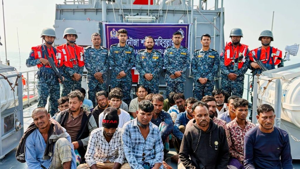মায়ানমারে পাচারকালে সিমেন্টবোঝাই দুটি বোটসহ ২৩ জনকে আটক করল নৌবাহিনী