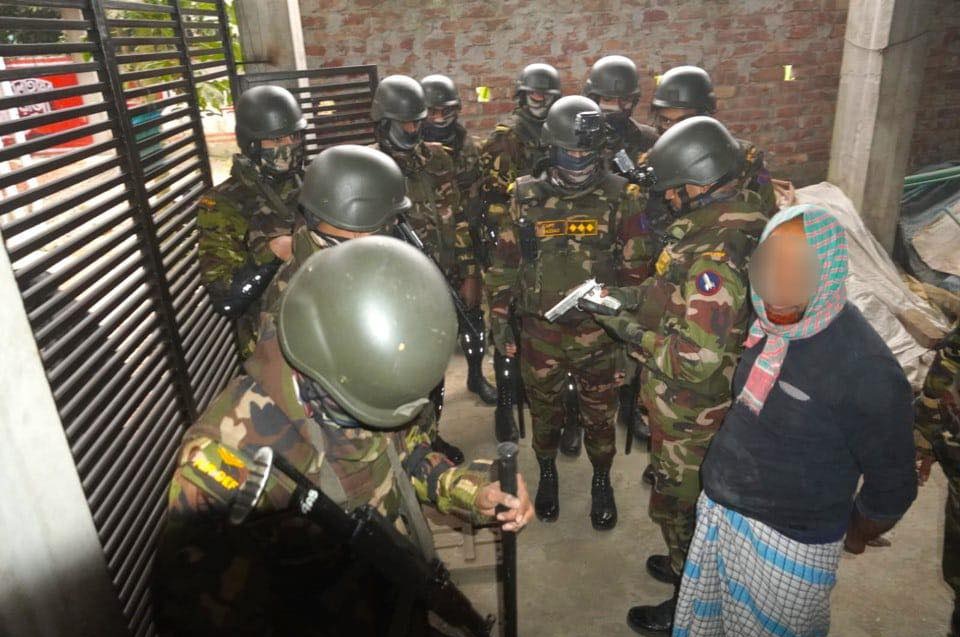 কেরানীগঞ্জে সেনাবাহিনীর যৌথ অভিযানে বিদেশি আগ্নেয়াস্ত্র উদ্ধার, দুইজন আটক