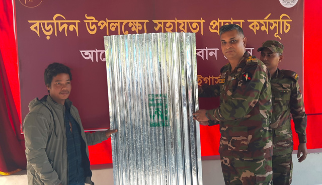 বড়দিনে সম্প্রীতির বার্তা: বান্দরবানে সেনা জোনের মানবিক সহায়তা
