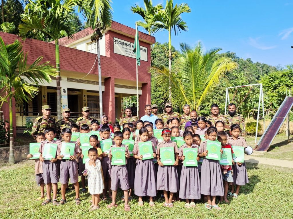 রাঙামাটির দুর্গম কুড়ামারায় নানিয়ারচর সেনা জোনের বিনামূল্যে শিক্ষা সামগ্রী বিতরণ