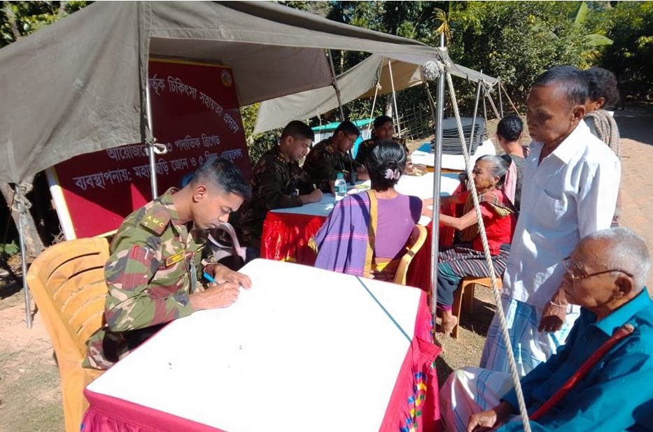 মহালছড়ির দুর্গম পাহাড়ে সেনাবাহিনীর মানবিক সেবা: বিনামূল্যে চিকিৎসা পেল ২৪৭ জন