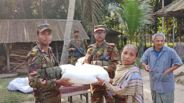পানছড়ির দুর্গম হারূবিল ও বুদ্ধুরাম পাড়ায় সেনাবাহিনীর শীতবস্ত্র বিতরণ
