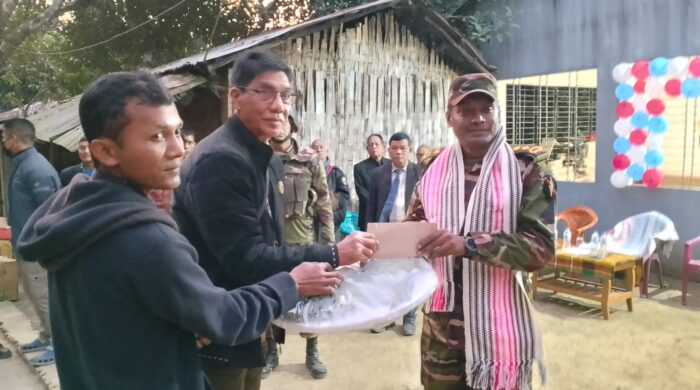 রুমায় বড়দিনে সেনাবাহিনীর মানবিক সহায়তা, পাড়ায় পাড়ায় উপহার ও গির্জায় অনুদান প্রদান