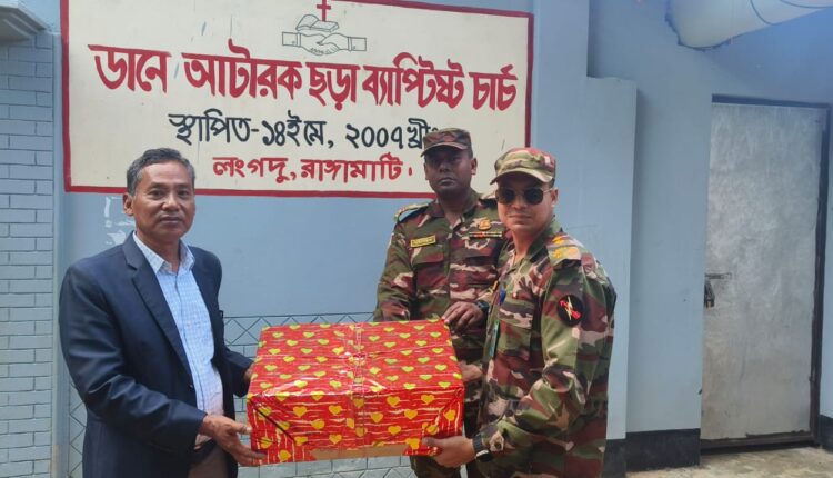 লংগদুতে বড়দিনে সেনাবাহিনীর মানবিক উদ্যোগ: অসহায় খ্রিস্টান পরিবারে উপহার ও আর্থিক সহায়তা