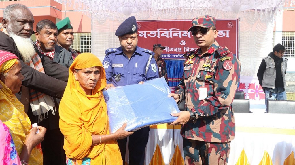 লালমনিরহাট সীমান্তে বিজিবির শীতবস্ত্র বিতরণ ও মতবিনিময়