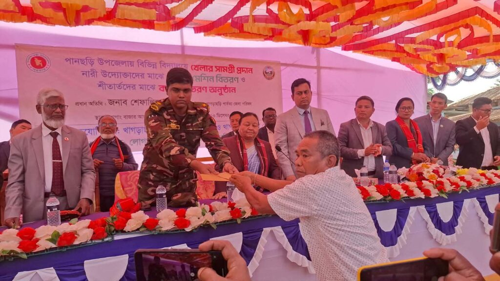 পানছড়িতে ডাকসু সদস্য হেমা চাকমার পিতার চিকিৎসার দায়িত্ব নিল সেনাবাহিনী, নগদ সহায়তা প্রদান