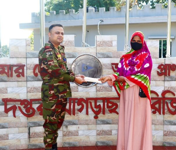 খাগড়াছড়িতে মানবিক সহায়তা নিয়ে ৪০ জন অসহায় মানুষের পাশে দাঁড়াল সেনাবাহিনী