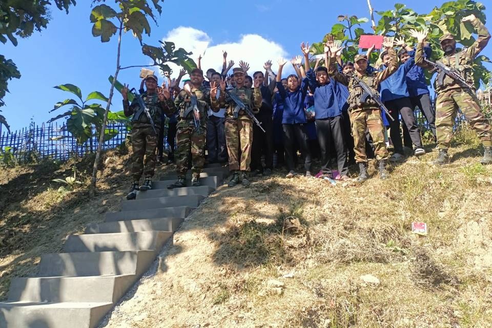 পাহাড়ি শিক্ষার্থীদের জন্য নিরাপদ সিঁড়ি নির্মাণ: মানবিক উদ্যোগে উদাহরণ সৃষ্টি করল সেনাবাহিনী