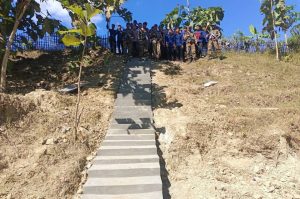 পাহাড়ি শিক্ষার্থীদের জন্য নিরাপদ সিঁড়ি নির্মাণ: মানবিক উদ্যোগে উদাহরণ সৃষ্টি করল সেনাবাহিনী