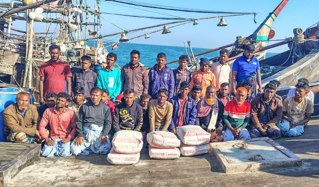 অবৈধভাবে সিমেন্ট পাচারের সময় মায়ানমারগামী ৩ চোরাই বোট আটক করল নৌবাহিনী