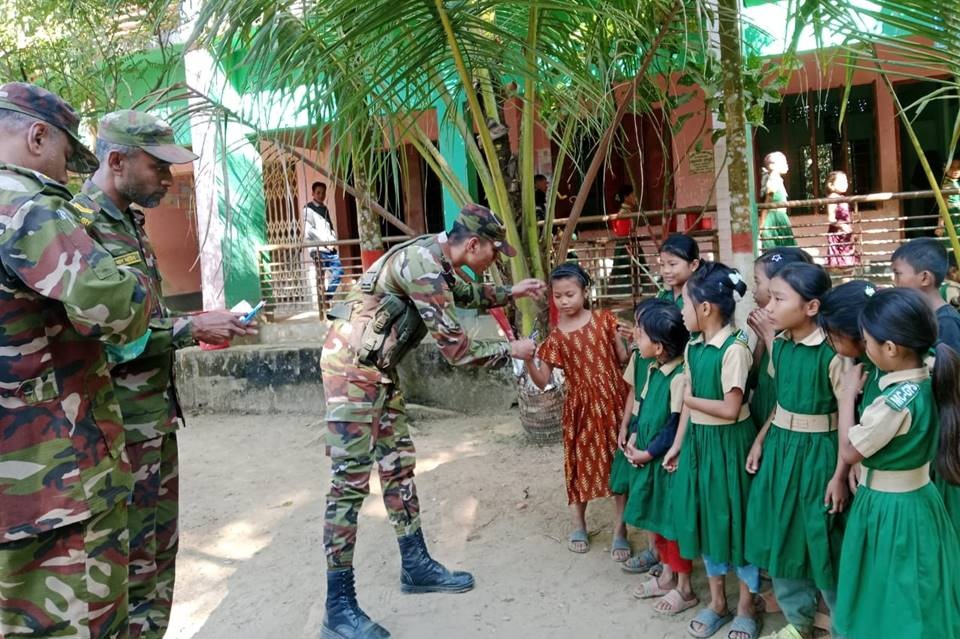লক্ষীছড়ির দুর্গম তনুরাম পাড়ায় সেনাবাহিনীর বিনামূল্যে চিকিৎসা সেবা ও শিক্ষা উপকরণ বিতরণ