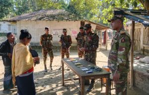 লক্ষীছড়ির দুর্গম তনুরাম পাড়ায় সেনাবাহিনীর বিনামূল্যে চিকিৎসা সেবা ও শিক্ষা উপকরণ বিতরণ