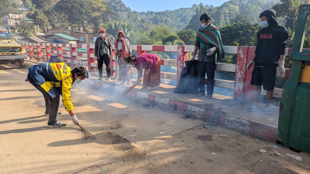 রুমায় ‘দ্যা ইয়ং বম অ্যাসোসিয়েশন’র পরিচ্ছন্নতা অভিযান ও রক্তের গ্রুপ সংগ্রহ কর্মসূচি