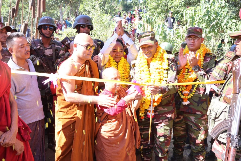 সম্প্রীতির অনন্য দৃষ্টান্ত: আলীকদমে বৌদ্ধ জনগোষ্ঠীর পাশে মানবিক সহায়তা নিয়ে সেনাবাহিনী