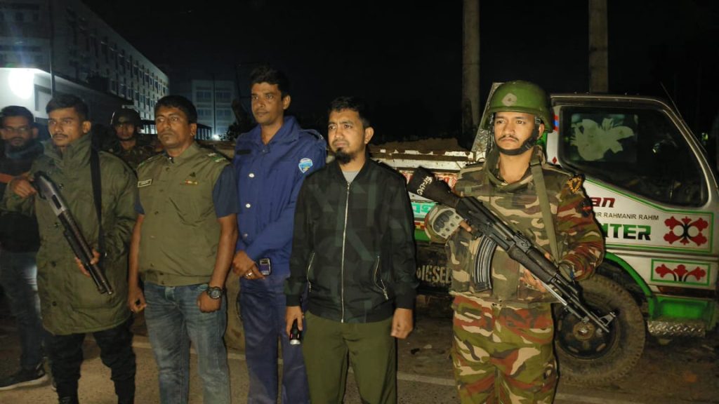 আলীকদমে সেনাবাহিনী ও উপজেলা প্রশাসনের যৌথ অভিযান, পাহাড় কাটার দায়ে ৫ লক্ষ টাকা জরিমানা