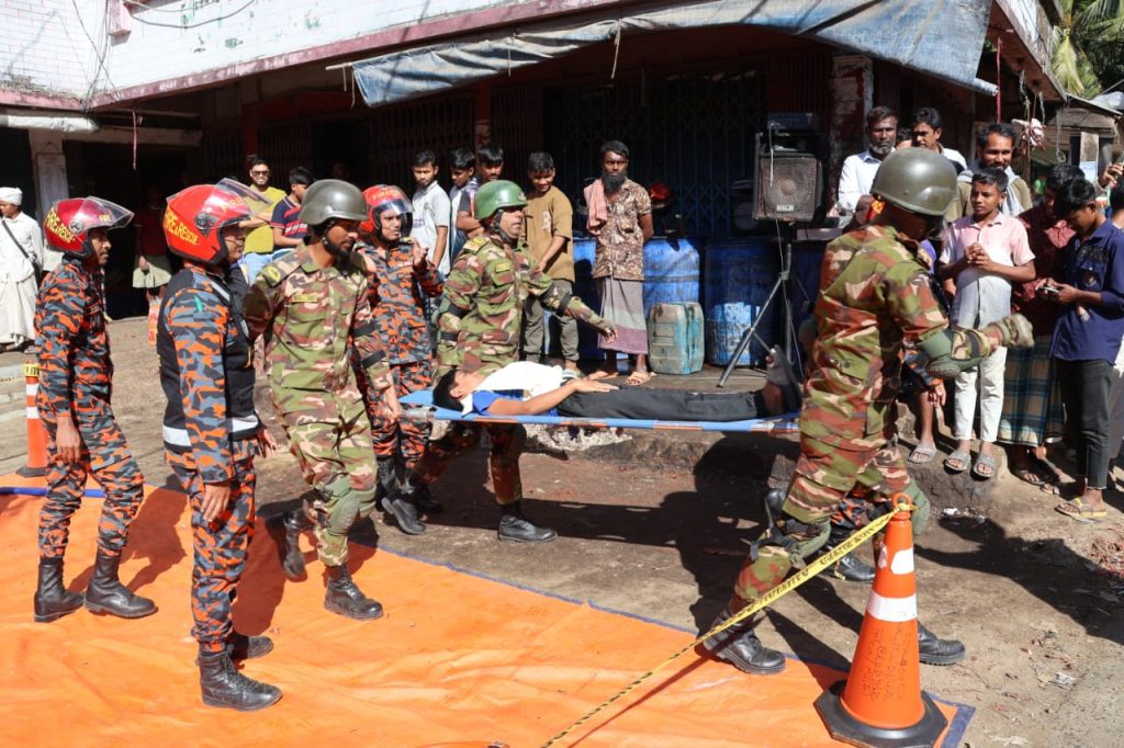 আলীকদম বাজারে অগ্নিনির্বাপণ মহড়া: সেনাবাহিনীর তত্ত্বাবধানে বাড়ল জননিরাপত্তা সচেতনতা