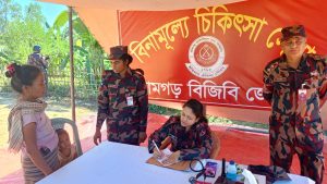 রামগড়ের দুর্গম পাহাড়ে বিজিবির মানবিকতার অনন্য দৃষ্টান্ত: বিনামূল্যে চিকিৎসা সেবা ও শীতবস্ত্র বিতরণ