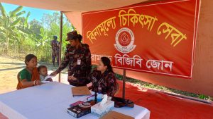 রামগড়ের দুর্গম পাহাড়ে বিজিবির মানবিকতার অনন্য দৃষ্টান্ত: বিনামূল্যে চিকিৎসা সেবা ও শীতবস্ত্র বিতরণ