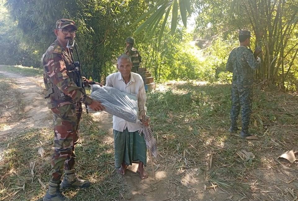প্রত্যন্ত পাহাড়ে সেনাবাহিনীর লক্ষীছড়ি জোনের মানবিকতার: শীতার্ত মানুষের মাঝে শীতবস্ত্র বিতরণ