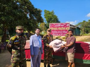 বান্দরবানের সীমান্তবর্তী দুর্গম পাহাড়ি এলাকায় অসহায়দের মাঝে শীতবস্ত্র বিতরণ করল সেনাবাহিনী