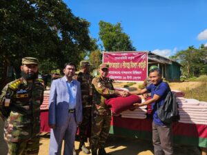 বান্দরবানের সীমান্তবর্তী দুর্গম পাহাড়ি এলাকায় অসহায়দের মাঝে শীতবস্ত্র বিতরণ করল সেনাবাহিনী